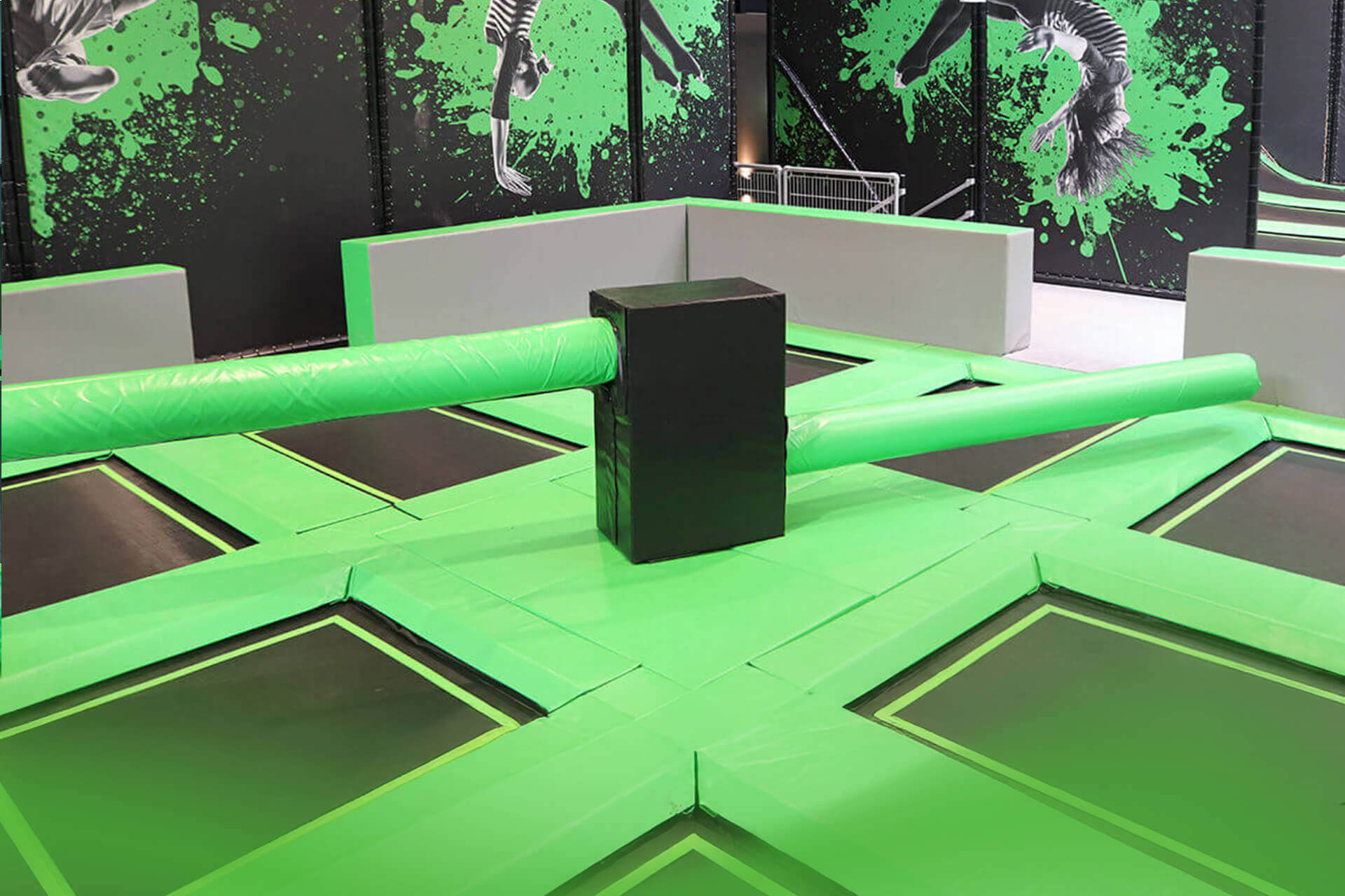 Twister Attraktion im JUMP/ONE Hannover mit drehendem Balken über Trampolinen